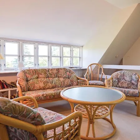 Feriehus Two-bedroom Holiday With Sea View In *