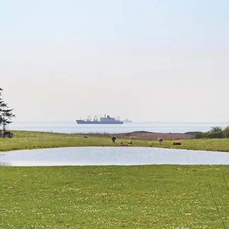 Feriehus Two-bedroom Holiday With Sea View In