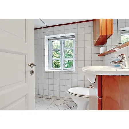 Feriehus Two-bedroom Holiday With Sea View In